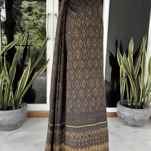 ซิ่นไหมมัดหมี่ยกดอกลูกแก้ว ลายมะเขือ พื้นดำ