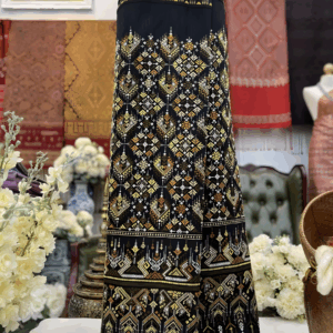 ซิ่นผ้าไหมแพรวา สีสำดำ ลวดลายภูไทประณีต