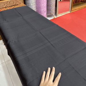 ผ้าไหมแพรวา ลายขอพระราชทาน พื้นสีดำหรู สำหรับชุดไทยเต็มตัว